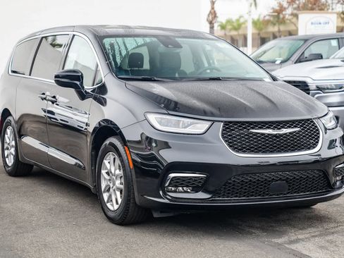 Used 2024 Chrysler Pacifica Touring-L image 3