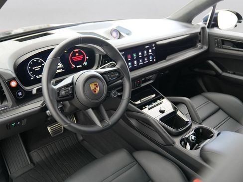 Used 2025 Porsche Cayenne GTS AWD/4WD image 18