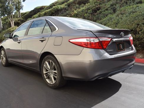 Used 2015 Toyota Camry SE FWD image 6