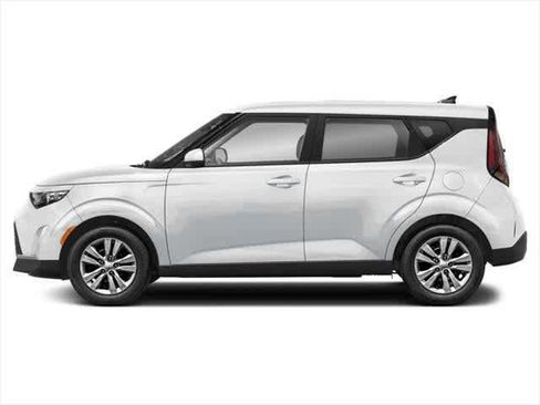 Used 2023 Kia Soul LX image 3