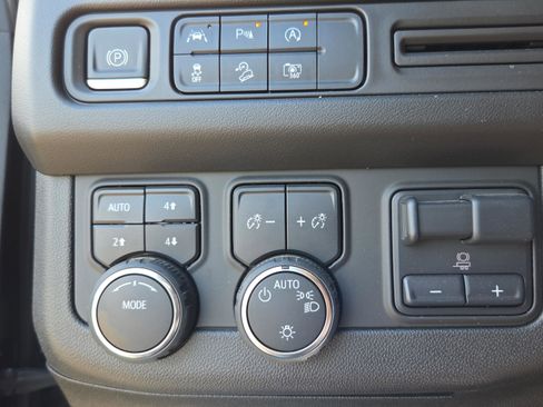 Used 2024 Chevrolet Tahoe Z71 w/ Luxury Package image 33