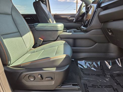 Used 2025 GMC Yukon AT4 w/ AT4 Premium Package AWD/4WD image 17