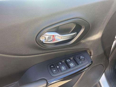 Used 2022 Jeep Cherokee 4WD Altitude image 17