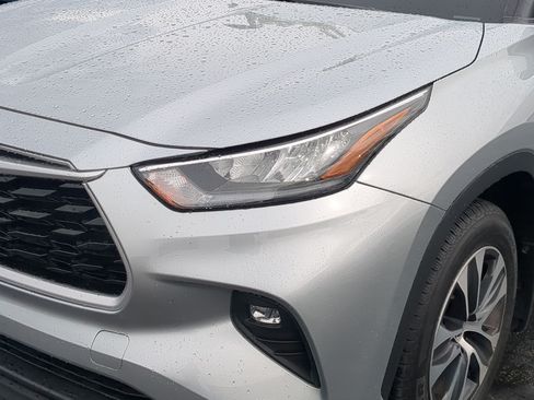 Used 2020 Toyota Highlander XLE AWD/4WD image 12