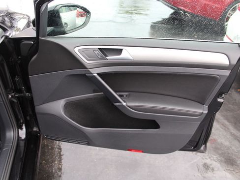 Used 2017 Volkswagen Golf SE image 21