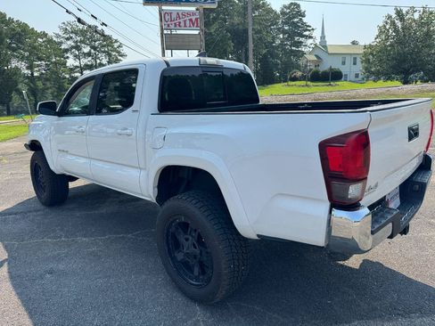 Used 2018 Toyota Tacoma SR5 AWD/4WD image 14