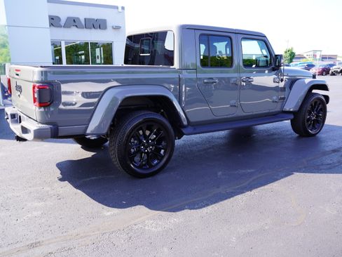 Used 2023 Jeep Gladiator Overland AWD/4WD image 3