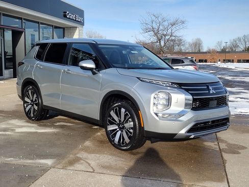 New 2026 Mitsubishi Outlander SE image 13