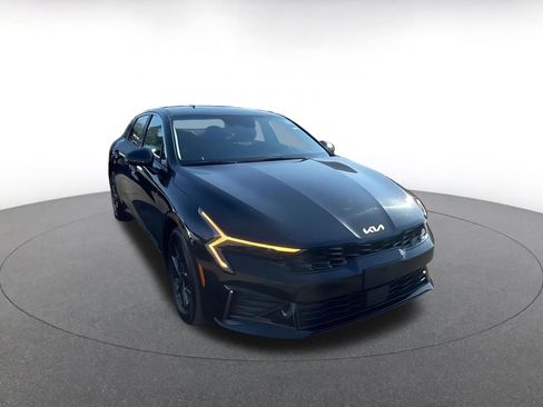 Used 2021 Toyota Camry SE image 3