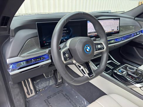 Used 2023 BMW i7 xDrive60 AWD/4WD image 15