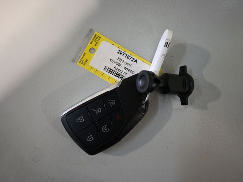 Used 2023 GMC Yukon XL SLT w/ SLT Luxury Package image 11