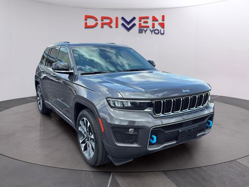 Used 2023 Jeep Grand Cherokee Overland w/ Luxury Tech Group IV AWD/4WD image 5