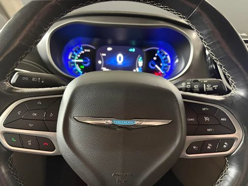 Used 2021 Chrysler Pacifica Touring-L FWD image 13