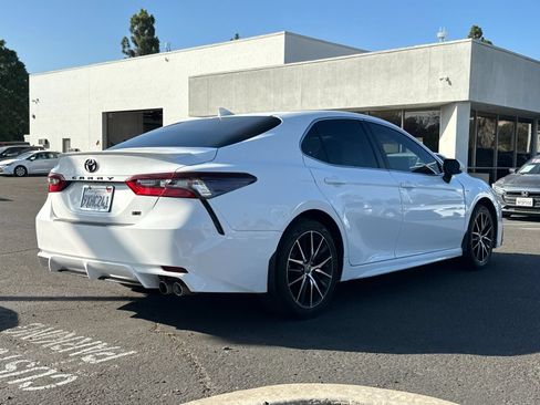Used 2024 Toyota Camry SE FWD image 3