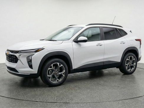 Used 2025 Chevrolet Trax LT w/ LT Convenience Package image 3