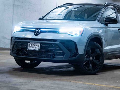 New 2026 Volkswagen Taos SE image 2