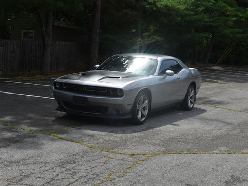 Used 2015 Dodge Challenger R/T w/ Quick Order Package 22B R/T RWD image 2