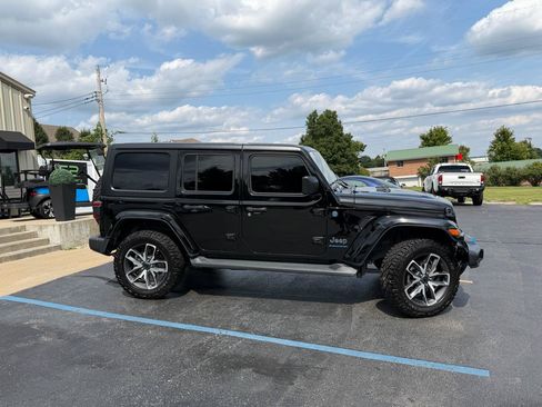 Used 2024 Jeep Wrangler Unlimited w/ Convenience Group AWD/4WD image 2