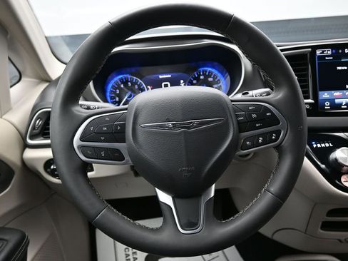 Used 2023 Chrysler Pacifica Touring-L FWD image 14