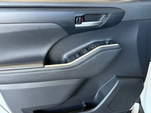 Certified 2023 Toyota Highlander XLE image 18