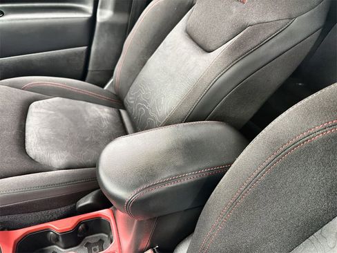 Used 2021 Jeep Renegade Trailhawk image 21