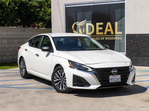 Used 2025 Nissan Altima 2.5 SV FWD image 2