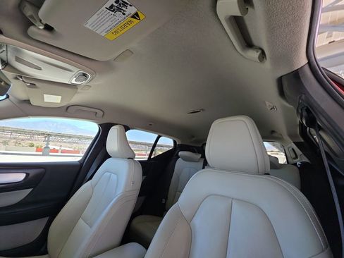 Used 2019 Volvo XC40 T4 Momentum FWD image 19