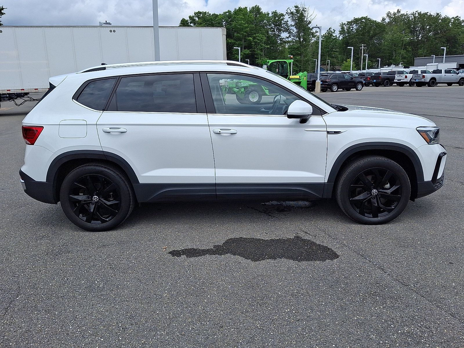 Used 2023 Volkswagen Taos SE w/ Panoramic Sunroof Package AWD/4WD image 7