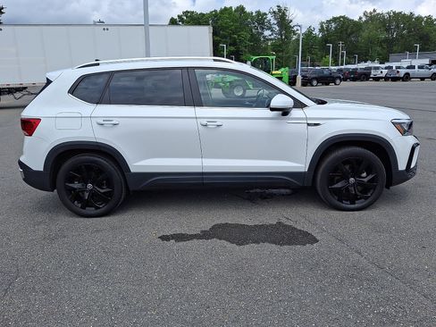 Used 2023 Volkswagen Taos SE w/ Panoramic Sunroof Package AWD/4WD image 7