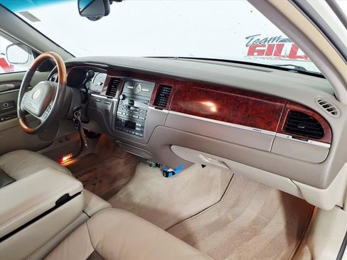 Used 2004 Lincoln Town Car Ultimate image 13