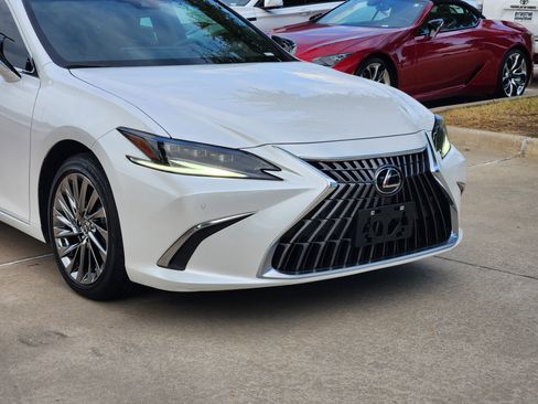 Used 2024 Lexus ES 300h Ultra Luxury w/ Accessory Package (Z2) FWD image 11