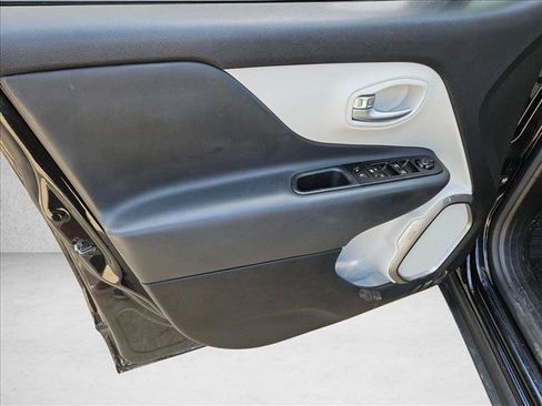 Used 2022 Jeep Renegade Latitude AWD/4WD image 11