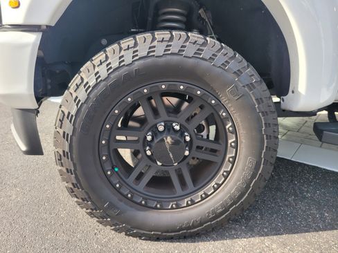 Used 2022 Ford F250 Lariat w/ Black Appearance Package image 9