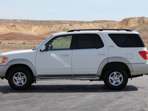 Used 2002 Toyota Sequoia SR5 image 4
