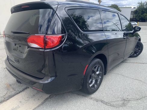 Used 2019 Chrysler Pacifica Touring-L FWD image 14