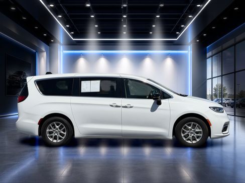 Used 2024 Chrysler Pacifica Touring-L FWD image 3