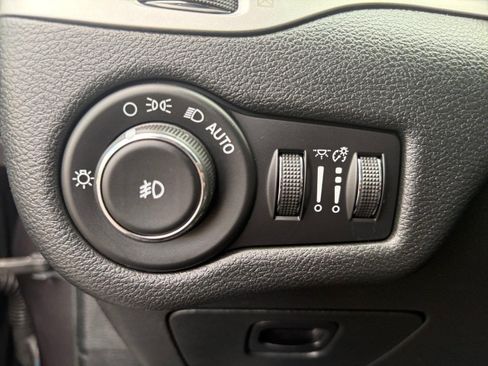 Used 2018 Jeep Cherokee Latitude Plus w/ Cold Weather Group AWD/4WD image 28