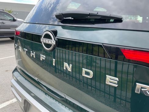 Used 2022 Nissan Pathfinder SL FWD image 9
