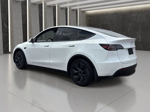 Used 2024 Tesla Model Y Long Range AWD/4WD image 4