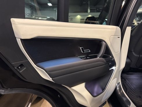 Used 2024 Land Rover Range Rover SE image 12