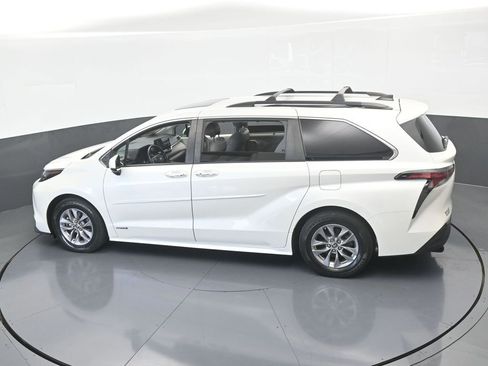 Used 2021 Toyota Sienna XLE image 52