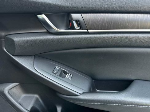 Used 2018 Honda Accord Touring image 19
