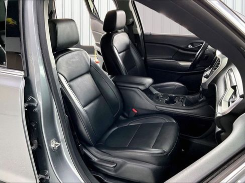 Used 2023 GMC Acadia SLT image 30