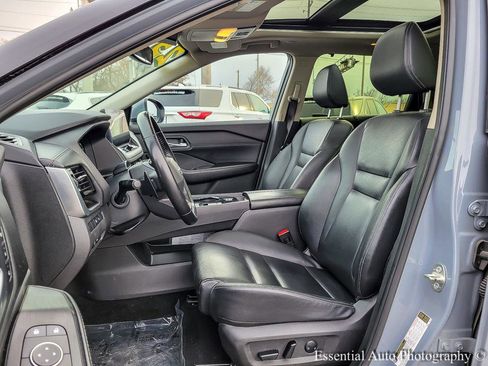 Used 2025 Nissan Rogue SL w/ Tech Package FWD image 7