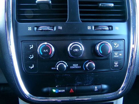 Used 2019 Dodge Grand Caravan SE w/ UConnect Hands-Free Group FWD image 18