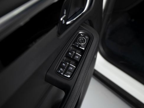 Certified 2020 Porsche Macan image 32