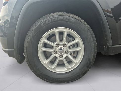 Used 2018 Jeep Grand Cherokee Laredo image 9