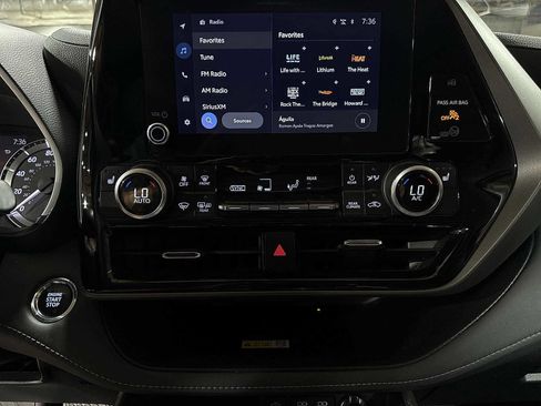 Used 2023 Toyota Highlander XLE AWD/4WD image 21