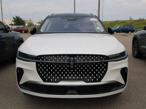 Used 2025 Lincoln Nautilus Reserve AWD/4WD image 2