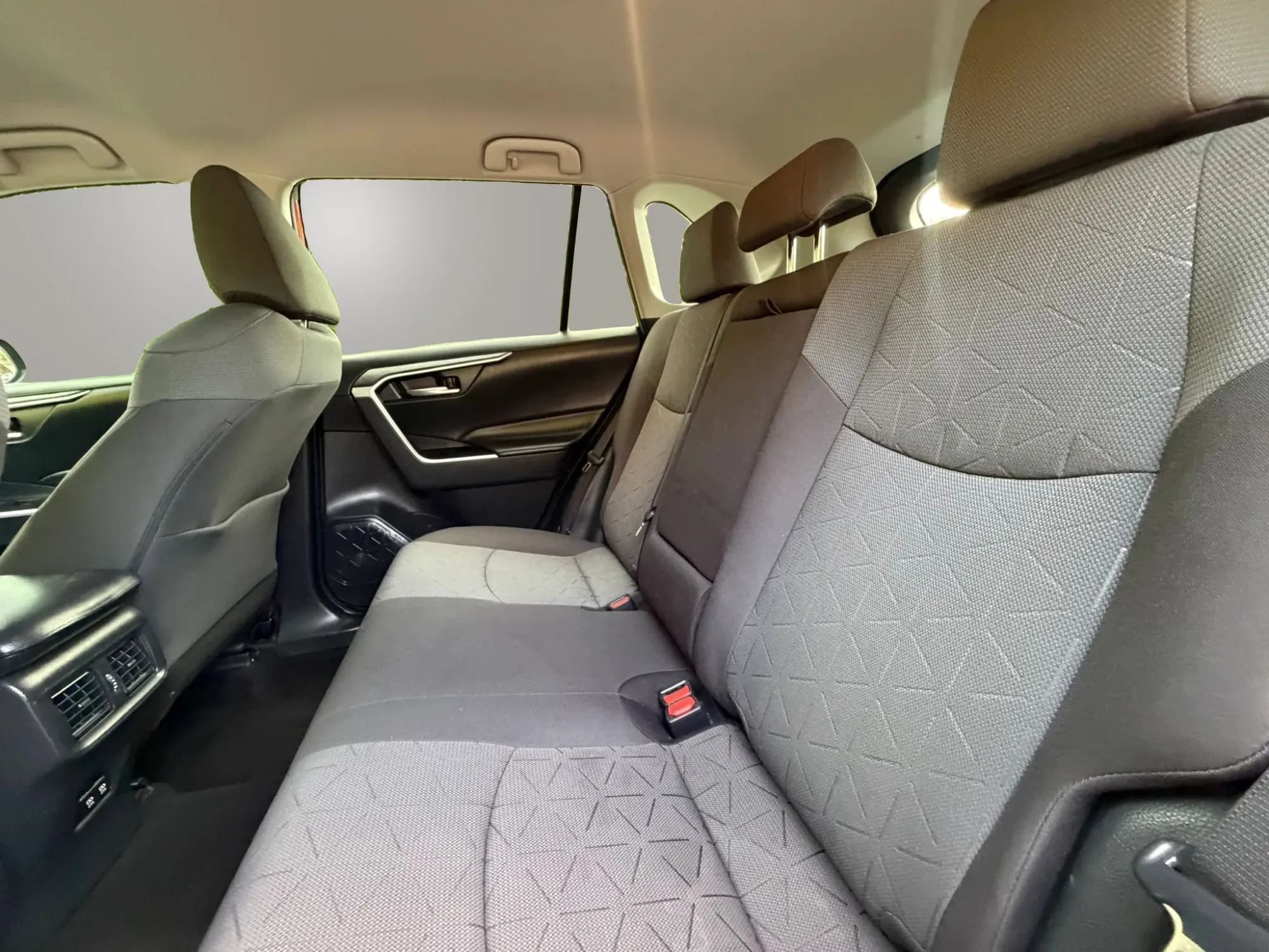 Used 2020 Toyota RAV4 XLE FWD image 17
